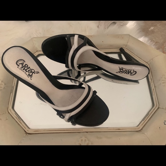 Carlos by Carlos Santana Black and White Slip-ons - Picture 3 of 8